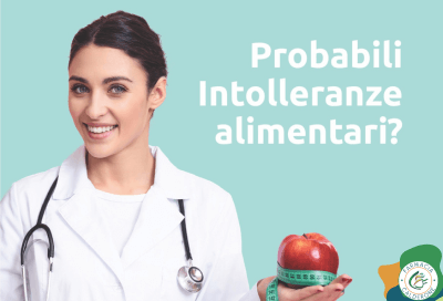 Biologa nutrizionista con camice bianco, tiene in mano una mela e un metro da misurazione, simbolo di salute.