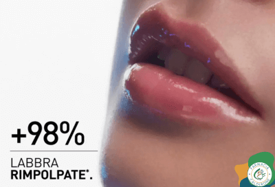 Close-up di labbra rimpolpate e idratate dopo l’applicazione di Filorga Hyalu Filler Lips Pen, simbolo di volume e trattamento intensivo.