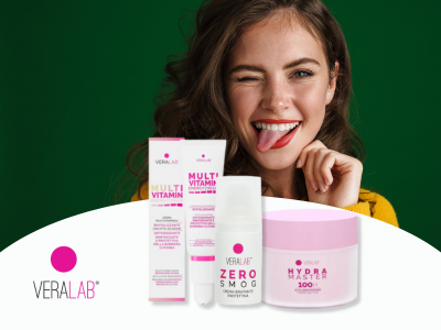 Donna sorridente che fa l’occhiolino accanto a tre prodotti skincare Veralab, tra cui Multi Vitamin, Zero Smog e Hydra Master.